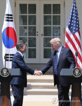 한미 정상의 굳은 악수