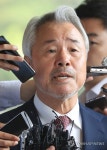 답변하는 정우현 前미스터피자 회장