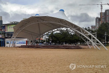 새로 설치된 속초해변 야외무대