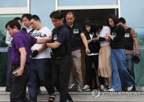 압송되는 창원 골프연습장 살해 용의자들