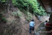 집 바로 뒤가 산비탈