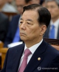 굳은 표정의 국방부 장관