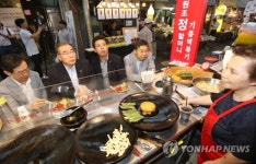 전통시장 방문한 국정기획위
