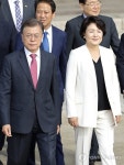 G20 참석차 출국, 무거운 표정