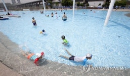 폭염 피해 수영장 찾은 어린이들