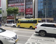 어린이집 버스, 차량 2대 충돌 후 보행자 치어…10여명 부상