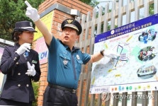 학교 앞 교통신호 꼭 지켜 주세요!