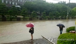논산 등 충남일부 시간당 80㎜ 물폭탄…농경지·비닐하우스 침수