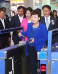 개찰구 통과하는 김현미 장관
