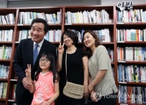 도서관 찾은 주부들과 기념촬영하는 이낙연 총리