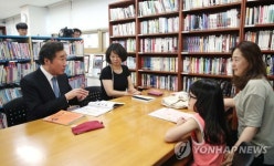 도서관 찾은 주부들과 대화하는 이낙연 총리
