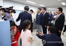 총리 방문에도 자유로운 어린이들