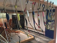 훈련소 연대장이 보행로 가운데 두고 활 쏴…사격보다 위험