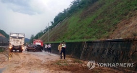 도로에 쓸려 내려온 토사