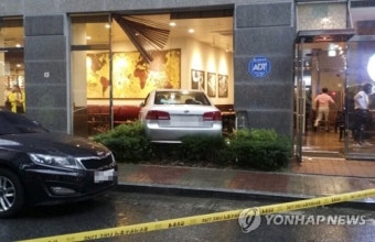 청주 커피숍에 승용차 돌진