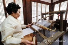 한산모시짜기 기능보유자 방연옥 씨
