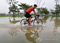 한강 둔치 자전거길도 물바다