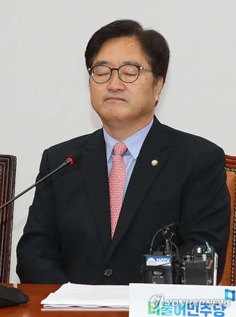 발언 듣는 우원식 원내대표