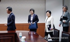 경제현안 간담회 참석하는 장관들