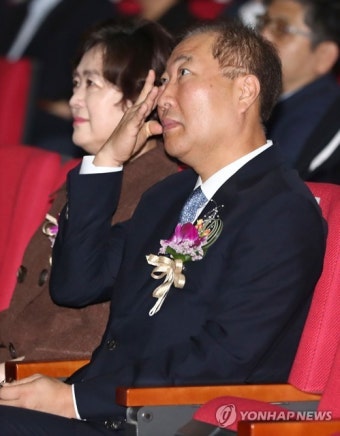 눈물 훔치는 서울고검장