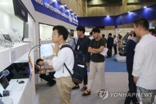 나노제품 살펴보는 관람객