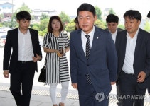 춘천지검 출석하는 황영철 의원