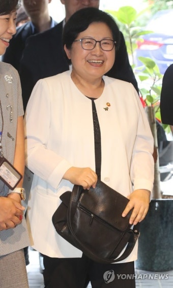 정현백 장관, 성폭력 상담소 방문