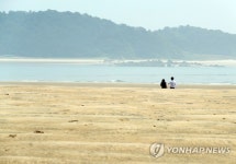 풀등 걸어보는 관광객들