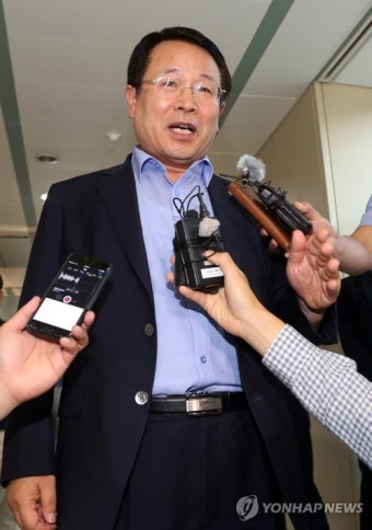 기부금 불법 모금 혐의…정헌율 익산시장 경찰 출석