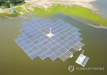 다시 물 위에 떠 있는 수상 태양광 발전소