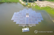 다시 물 위에 떠 있는 수상 태양광 발전소