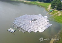 다시 물 위에 떠 있는 수상 태양광 발전소