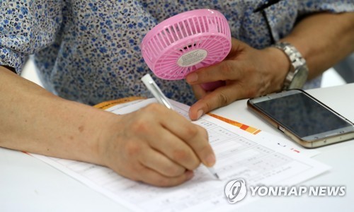 중장년 구직자들, 제2의 도약을 꾀하며 활발한 일자리박람회 참여