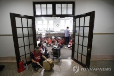 이대 인사팀 점거 농성한 비정규직 노동자들