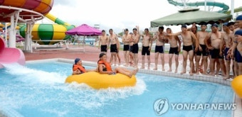 대륙간탄도미사일 발사 유공자들 평양 방문