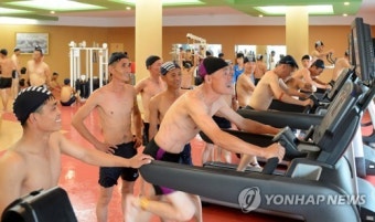 대륙간탄도미사일 발사 유공자들 평양 방문