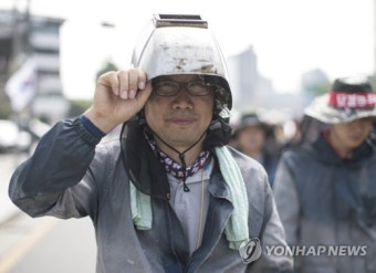 폭염 속 행진하는 노조원들