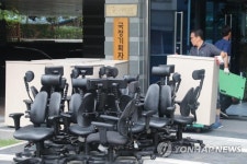 국정기획위원회 옮겨지는 사무가구들