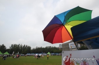 서울광장에 빛나는 성소수자 상징 '무지개' 우산