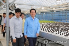첨단 온실 재배시설 방문한  농림부 장관