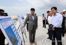 연안침식 보고받는 김영춘 해수부 장관