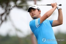 아이언 티샷하는 황재민