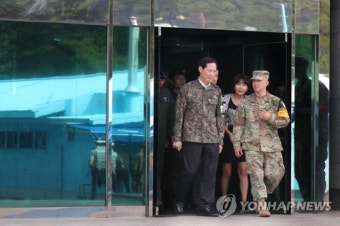 판문점 찾은 송영무 장관