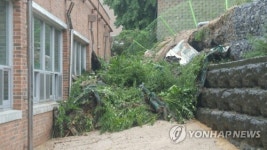 폭우로 고등학교 급식소 유리창 파손