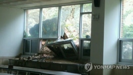 폭우로 고등학교 급식소 유리창 파손