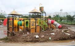 [카메라뉴스] 물 폭탄에 폐허된 증평군민 쉼터 보강천