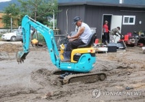 진흙투성이 펜션 복구작업 한창