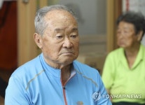 어두운 표정의 수재민들