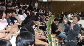 학생들에게 의회 역할 설명하는 서울시교육감