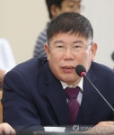 이중국적 문제 제기하는 김경진 의원